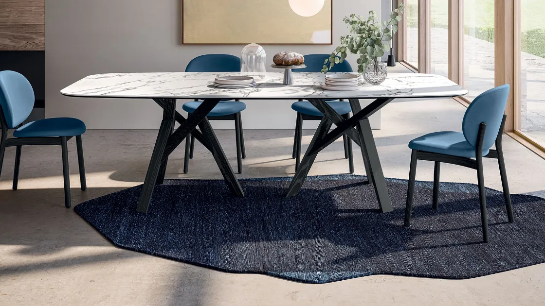 Tappeto a due colori con forma irregolare che ricorda una roccia Roche di Calligaris