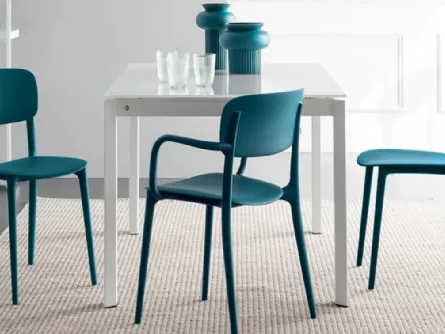 Sedia Liberty in polipropilene con braccioli di Calligaris