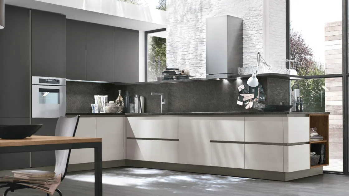 Cucina Moderna angolare Alevé v12 in laccato UV Grigio Seta opaco e UV Grigio Asfalto opaco di Stosa