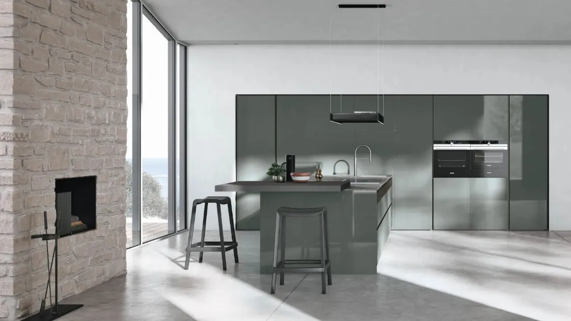 Cucina Moderna con isola Color Trend v07 in laccato lucido Asparago con top in Neolith Wulong e piano snack in Fenix Grigio Londra con inserto in Rovere Termocotto Cannettato di Stosa