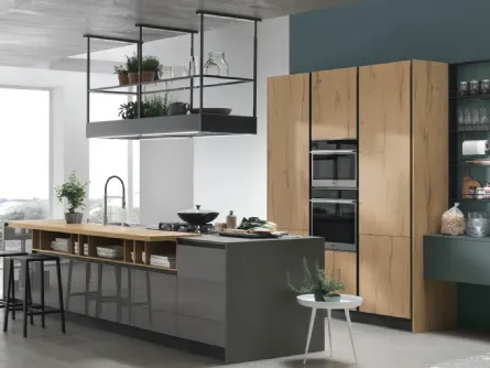 Cucina Moderna con isola Infinity v15 in laccato Ardesia lucido e Rovere Natura di Stosa