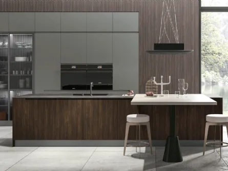 Cucina Moderna con isola Karma v08 in Termo Strutturato Rovere Corteccia e colonne in laccato opaco Timo di Stosa