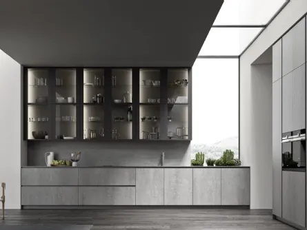 Cucina Moderna ME Materia in laminam Pietra di Savoia Grigia Bocciardata con pensili in vetro con telaio Brown di Meson's Cucine