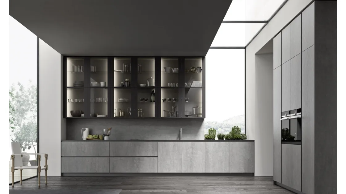 Cucina Moderna ME Materia in laminam Pietra di Savoia Grigia Bocciardata con pensili in vetro con telaio Brown di Meson's Cucine