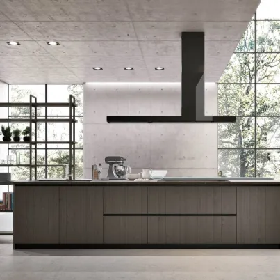 Cucina Moderna con isola Natural v07 in Rovere Dark e laccato opaco di Stosa