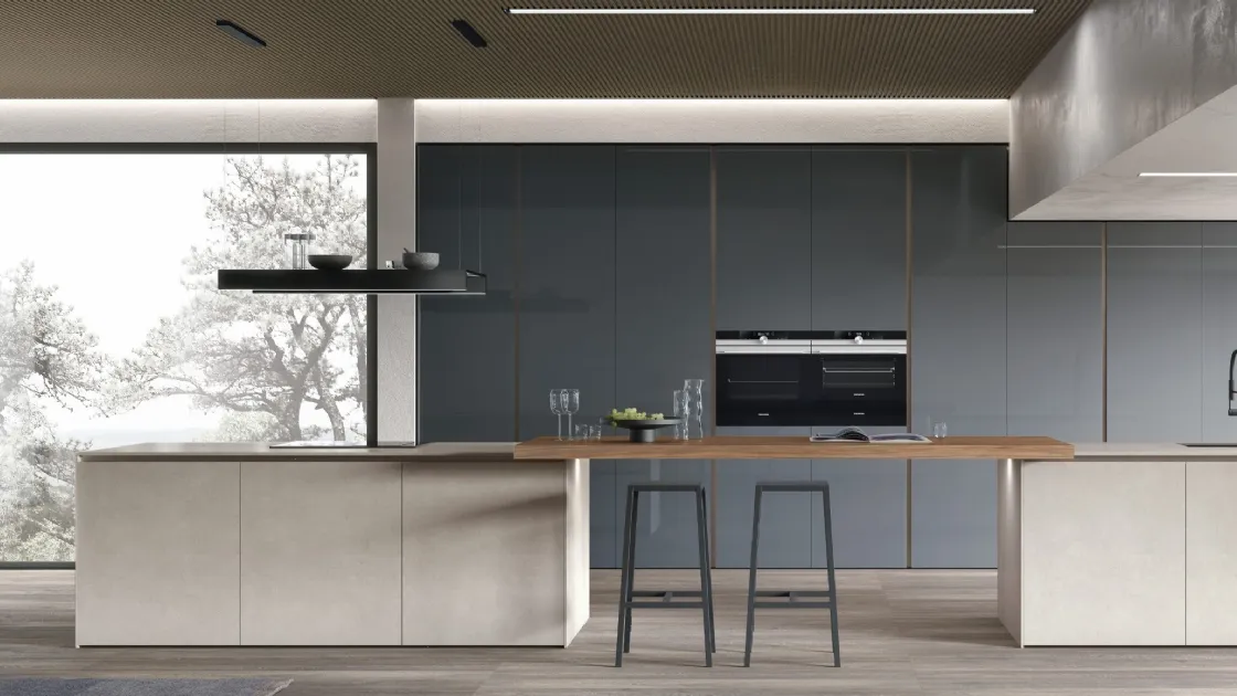 Cucina Moderna con isola Aliant v04 in Neolith Pietra di Luna Silk, piano snack in Noce Elegant Cannettato e colonne in Vetro lucido Bromo di Stosa