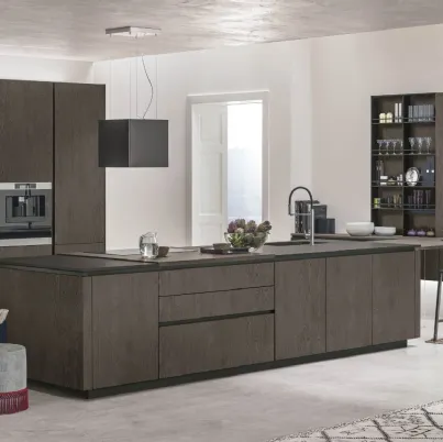 Cucina Moderna con isola Natural v10 in Rovere Dark e HPL di Stosa